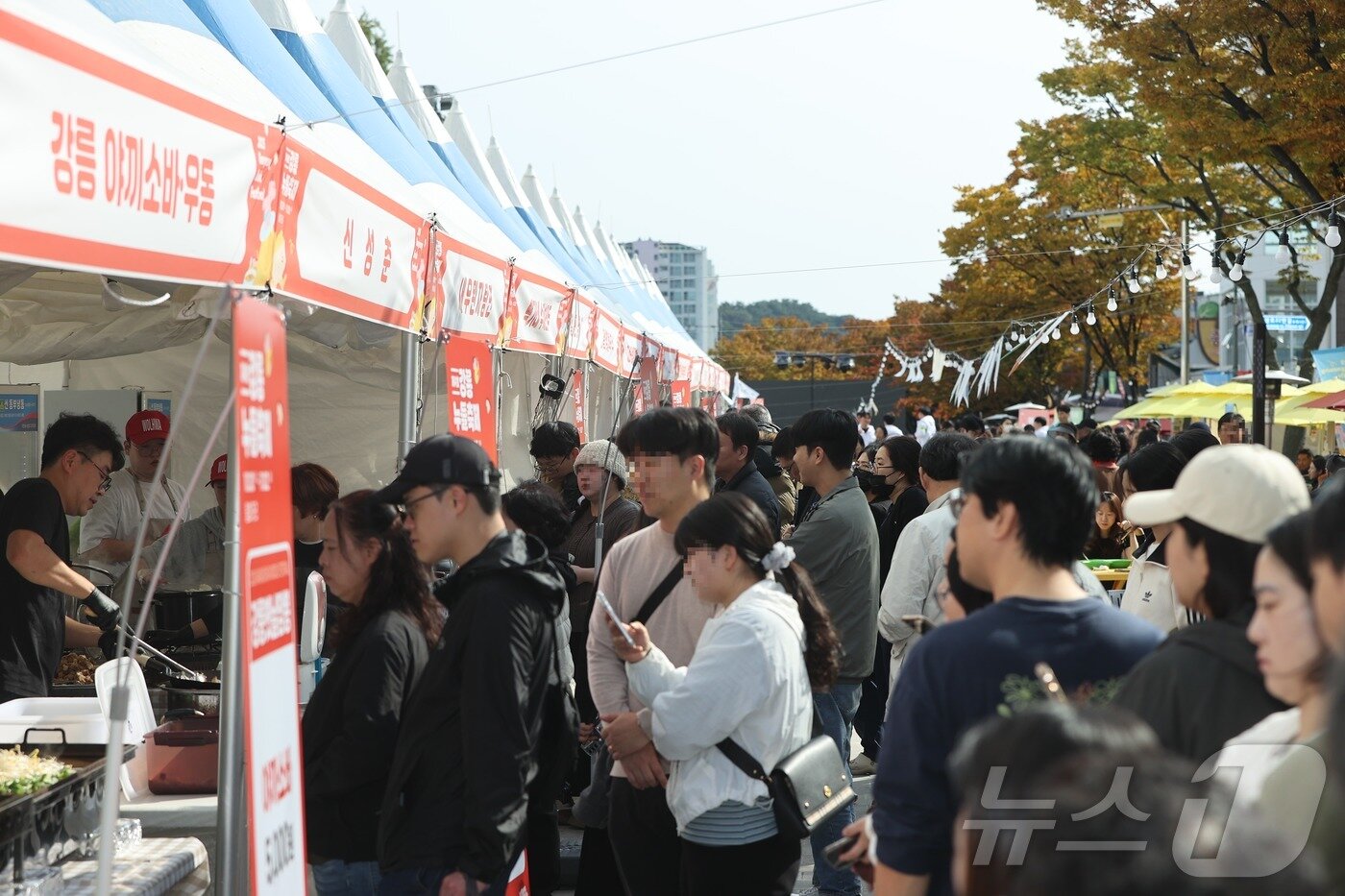 본문 이미지 - 제4회 강릉누들축제가 개막 첫날인 30일 강원 강릉시 월화거리 일대가 방문객들로 북적이고 있다.&#40;강릉시 제공, 재판매 및 DB 금지&#41; 2025.10.30/뉴스1 ⓒ News1 윤왕근 기자