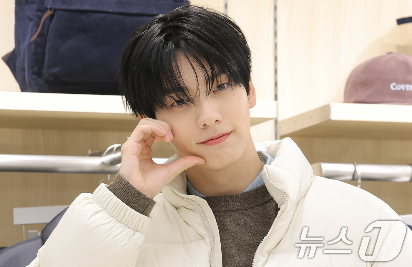 (서울=뉴스1) 권현진 기자 = 투모로우바이투게더(TXT) 수빈이 30일 서울 성동구 커버낫 성수 플래그십에서 열린 오픈 기념 행사에 참석해 포즈를 취하고 있다. 2025.10.3 …