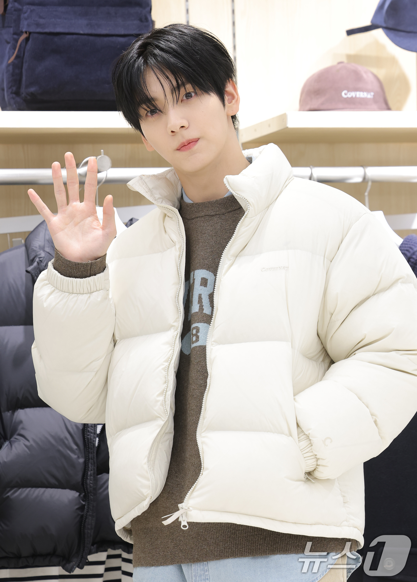 (서울=뉴스1) 권현진 기자 = 투모로우바이투게더(TXT) 수빈이 30일 서울 성동구 커버낫 성수 플래그십에서 열린 오픈 기념 행사에 참석해 포즈를 취하고 있다. 2025.10.3 …