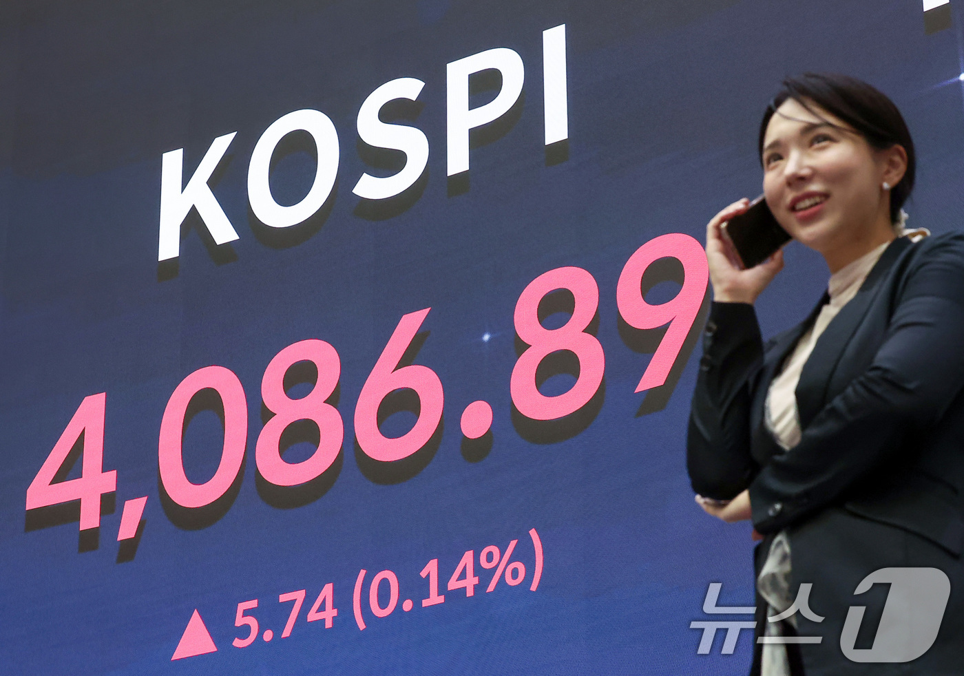 (서울=뉴스1) 김성진 기자 = 코스피가 장중 4100선을 돌파하는 등 사상 최고치를 경신한 30일 서울 여의도 한국거래소 현황판에 종가가 표시되고 있다.이날 코스피는 전 거래일 …