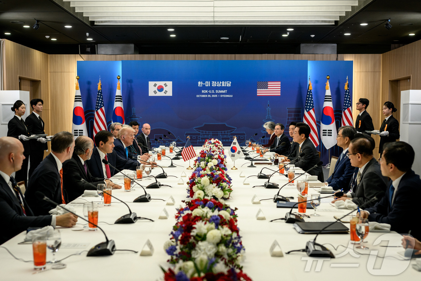 (워싱턴=뉴스1) 류정민 특파원 = 도널드 트럼프 미국 대통령이 지난 29일 국립경주박물관에서 열린 한미 정상회담에서 모두 발언을 하고 있다.(백악관 공식 사진, 재판매 및 DB금 …