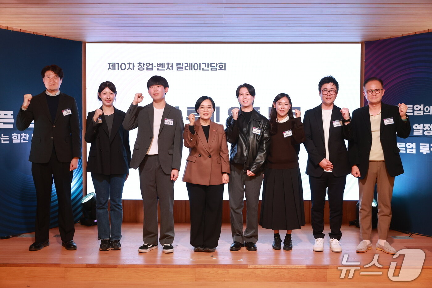 본문 이미지 - 한성숙 중소벤처기업부 장관이 30일 서울 강남구 팁스타운에서 열린 &#39;제10차 창업벤처 간담회 창업 루키 오픈 토크&#39;에서 참석자들과 기념 촬영을 하고 있다.&#40;중소벤처기업부 제공&#41;