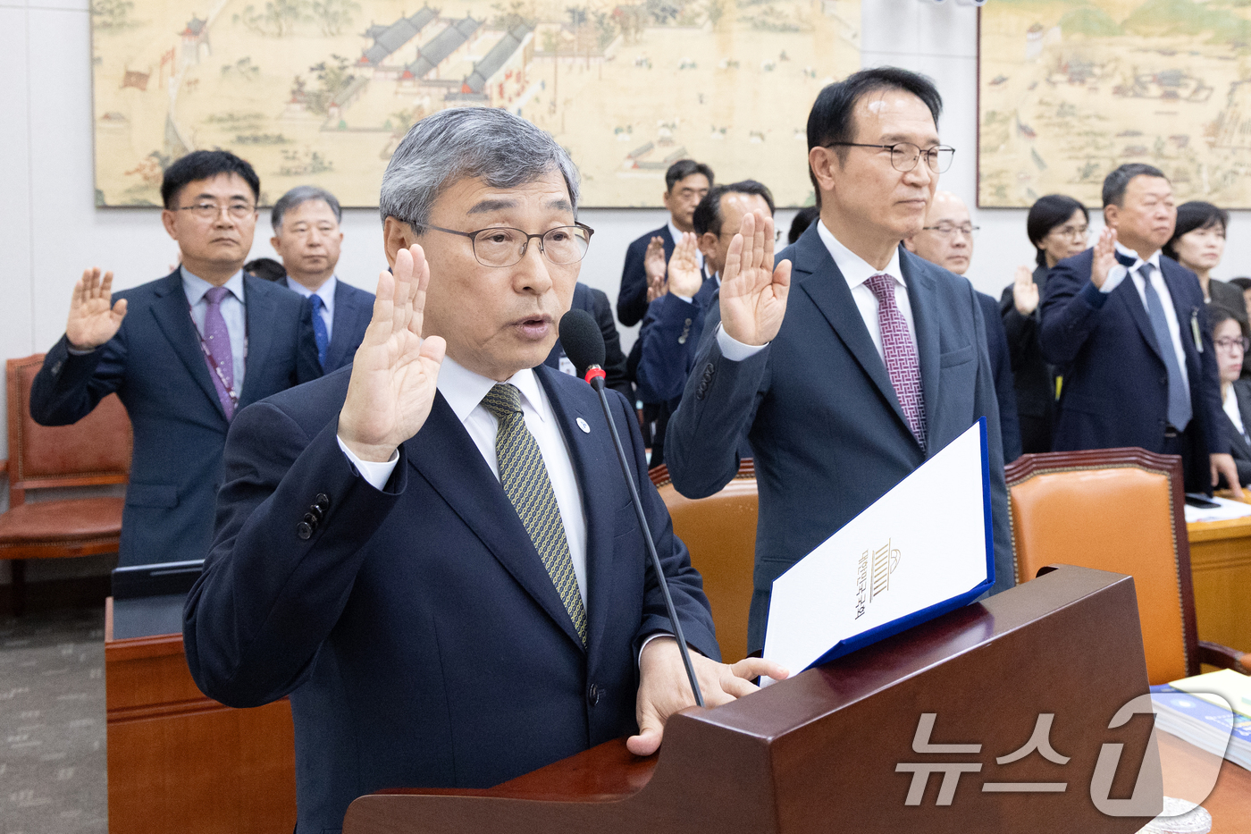 (서울=뉴스1) 이승배 기자 = 정근식 서울시교육감이 30일 서울 여의도 국회에서 열린 교육위원회 교육부 등에 대한 국정감사에 출석해 증인선서하고 있다. 2025.10.30/뉴스1 …