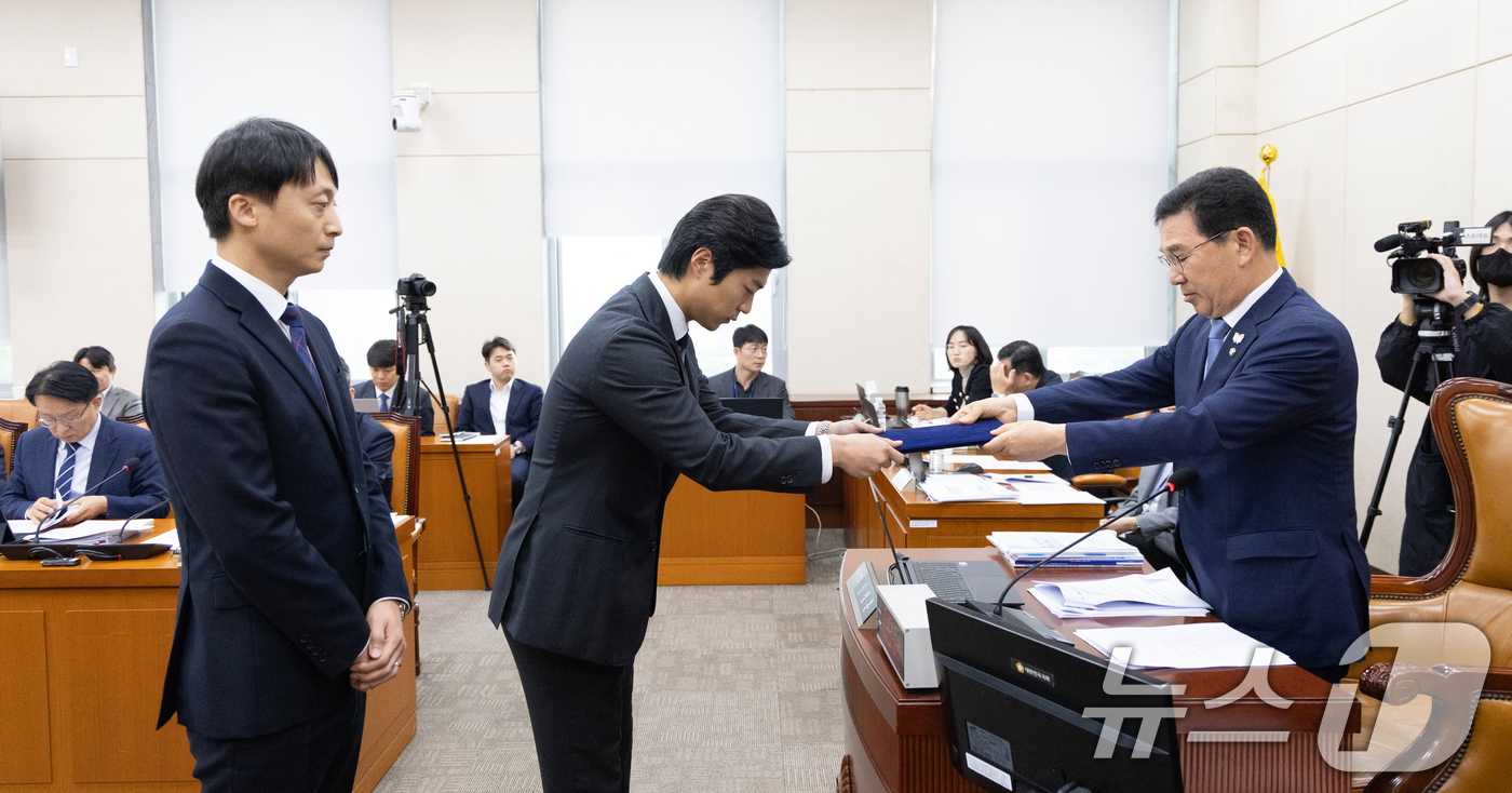 (서울=뉴스1) 이승배 기자 = 30일 서울 여의도 국회에서 열린 행정안전위원회 행정안전부 등에 대한 국정감사에서 신정훈 위원장이 이상민 전 행정안전부 장관 동행명령장을 국회 경위 …