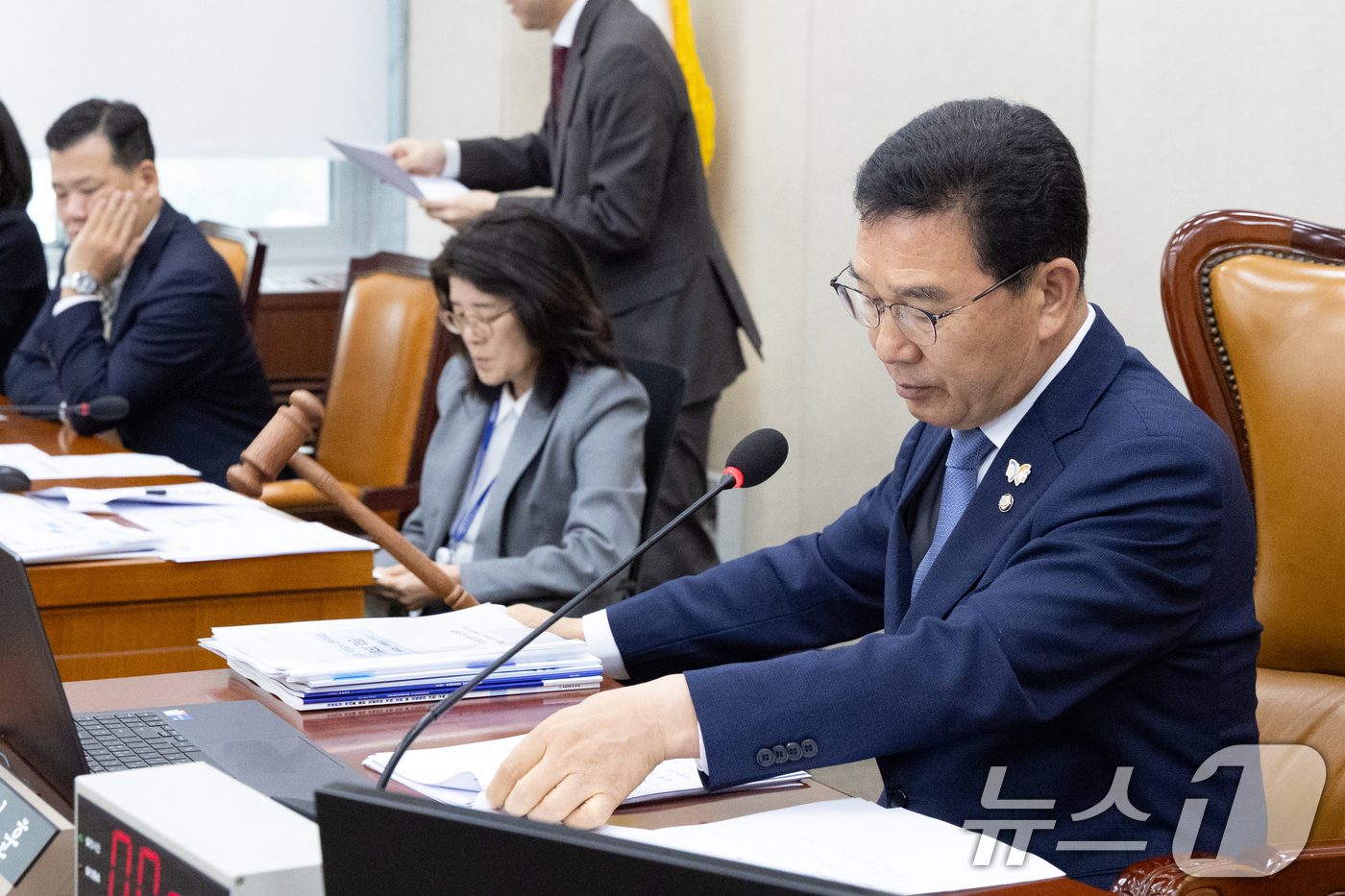 (서울=뉴스1) 이승배 기자 = 30일 서울 여의도 국회에서 열린 행정안전위원회 행정안전부 등에 대한 국정감사에서 신정훈 위원장이 이상민 전 행안부 장관 동행명령장 발부를 의결하고 …