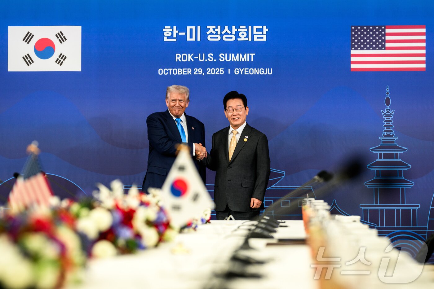 본문 이미지 - 이재명 대통령과 도널드 트럼프 미국 대통령이 지난달 29일 한미정상회담 장소인 국립경주박물관에서 만나 악수하고 있다.&#40;백악관 공식 사진, 다니엘 토록 촬영, 재판매 및 DB금지&#41; ⓒ News1 류정민 특파원