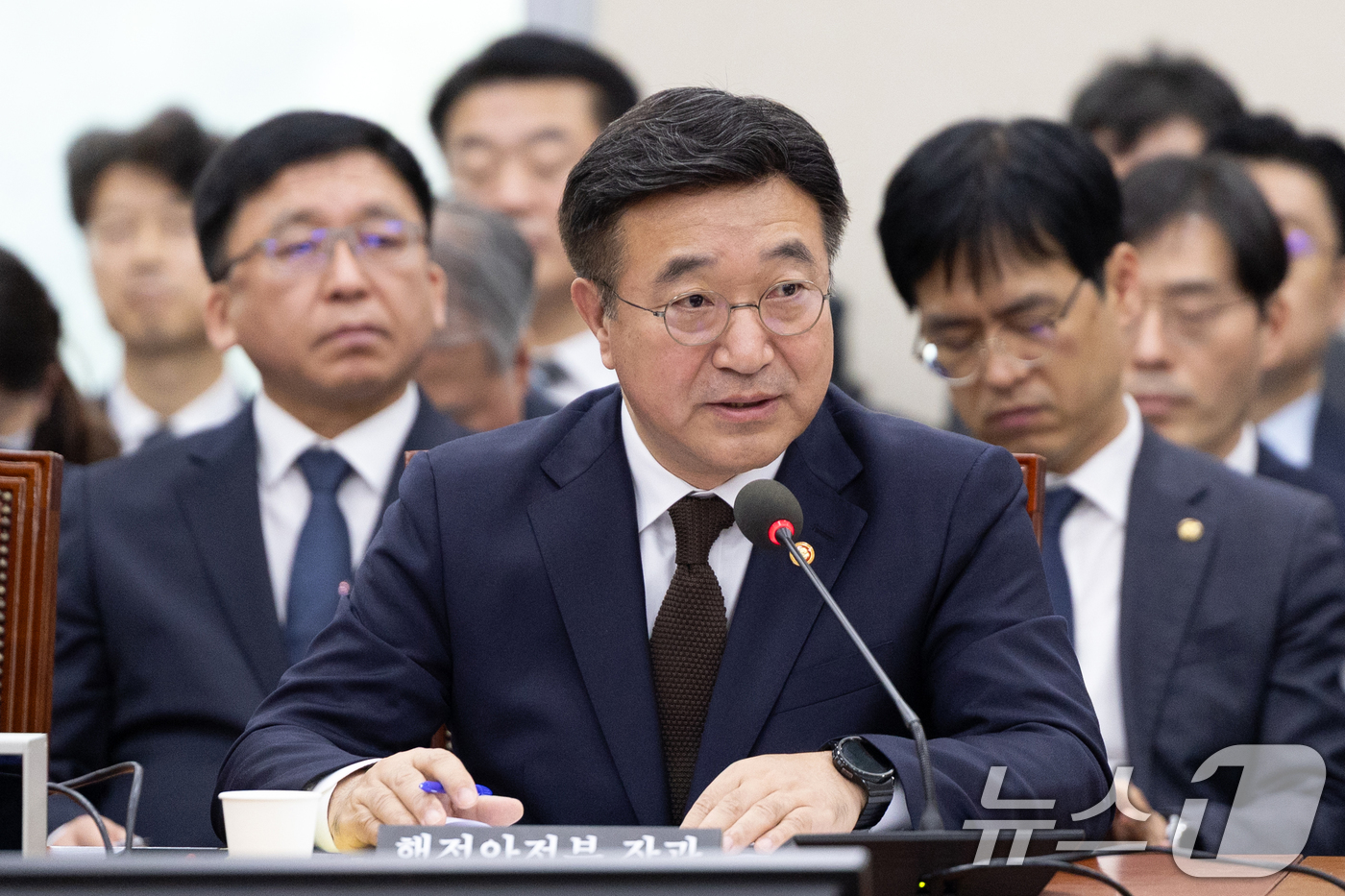 (서울=뉴스1) 이승배 기자 = 윤호중 행정안전부 장관이 30일 서울 여의도 국회에서 열린 행정안전위원회 행정안전부 등에 대한 국정감사에 출석해 의원 질의에 답변하고 있다. 202 …