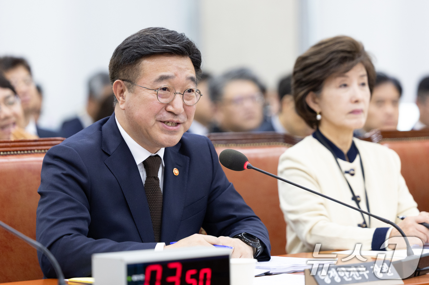 (서울=뉴스1) 이승배 기자 = 윤호중 행정안전부 장관이 30일 서울 여의도 국회에서 열린 행정안전위원회 행정안전부 등에 대한 국정감사에 출석해 의원 질의에 답변하고 있다. 202 …