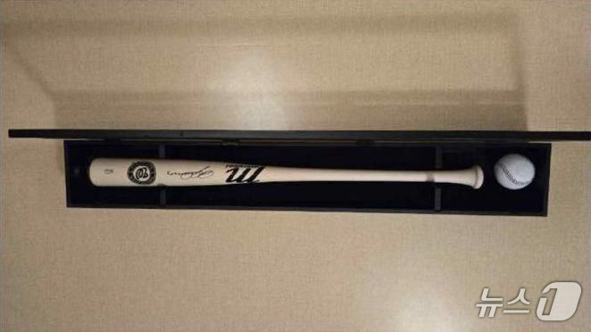 (서울=뉴스1) 허경 기자 = 대통령실은 도널드 트럼프 미국 대통령이 이재명 대통령에게 경주 한미 정상회담 계기로 야구배트와 야구공을 선물했다고 30일 밝혔다. 야구배트에는 워싱턴 …