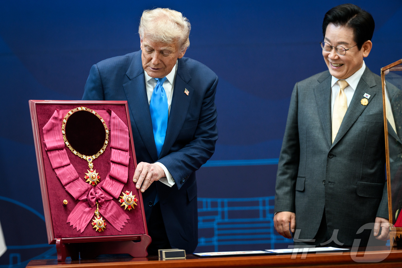 (워싱턴=뉴스1) 류정민 특파원 = 도널드 트럼프 미국 대통령이 29일 국립경주박물관에서 이재명 대통령으로부터 무궁화대훈장을 수여 받고 있다. (백악관 공식 사진, 다니엘 토록 촬 …