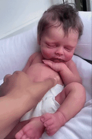 본문 이미지 - (영국에서 큰 인기를 모으고 있는 '리얼 아기 인형' 유튜브 영상)