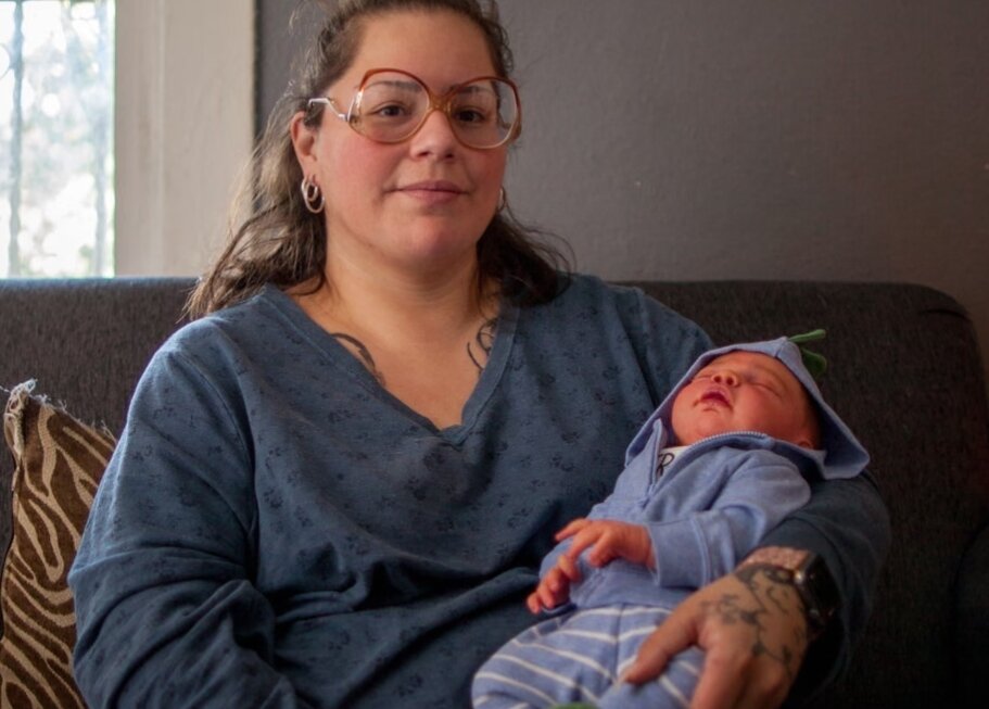 본문 이미지 - '리본 인형' 을 안고 있는 여성. 가디언(기사 내용과는 무관)