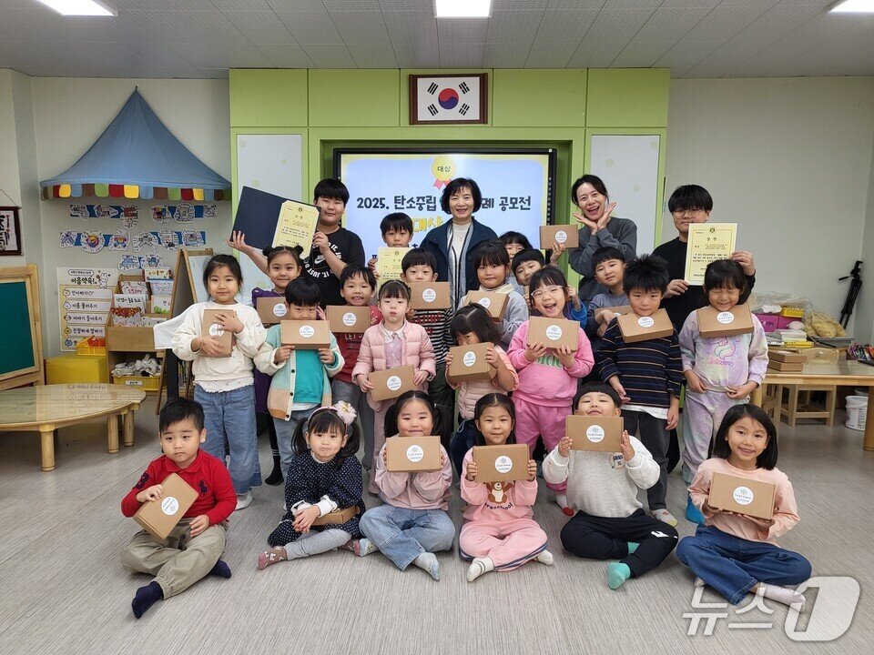 본문 이미지 - 팔마초병설유치원생과 팔마초 학생들이 기념사진을 찍고 있다.&#40;전남도교육청 제공, 재판매 및 DB 금지&#41;/뉴스1 