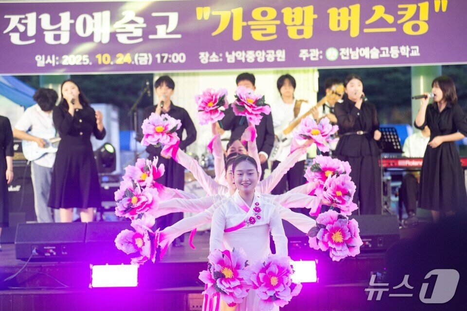 본문 이미지 - 전남예술고 학생들이 무용 퍼포먼스를 펼쳐보이고 있다. &#40;전남도교육청 제공, 재판매 및 DB 금지&#41;/뉴스1 