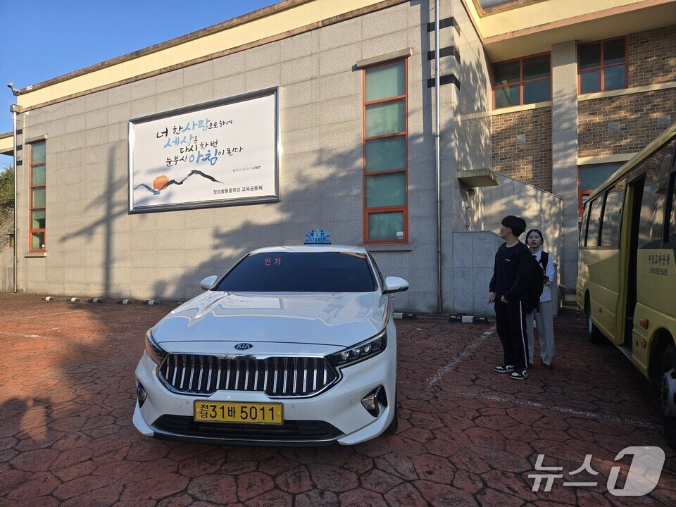 본문 이미지 - 장성황룡중학교의 글판을 학생들이 바라보고 있다. &#40;전남도교육청 제공, 재판매 및 DB 금지&#41;/뉴스1 