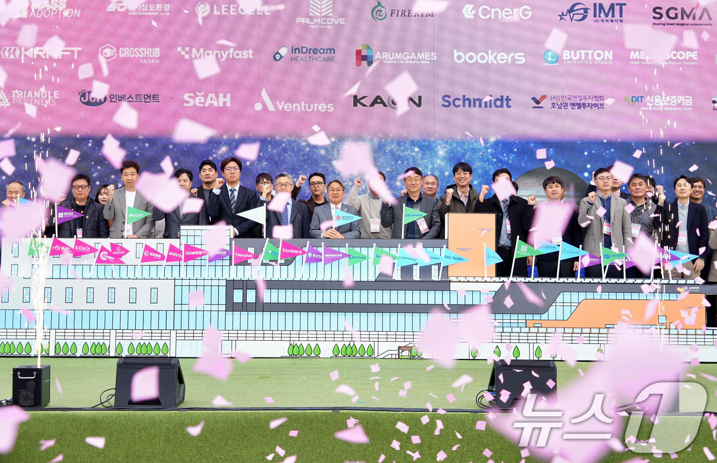 (광주=뉴스1) 박준배 기자 = 강기정 광주시장이 30일 북구 스테이지(빛고을 창업스테이션)에서 열린 '2025 광주창업페스티벌'에 참석해 내빈들과 개막 퍼포먼스를 하고 있다.(광 …