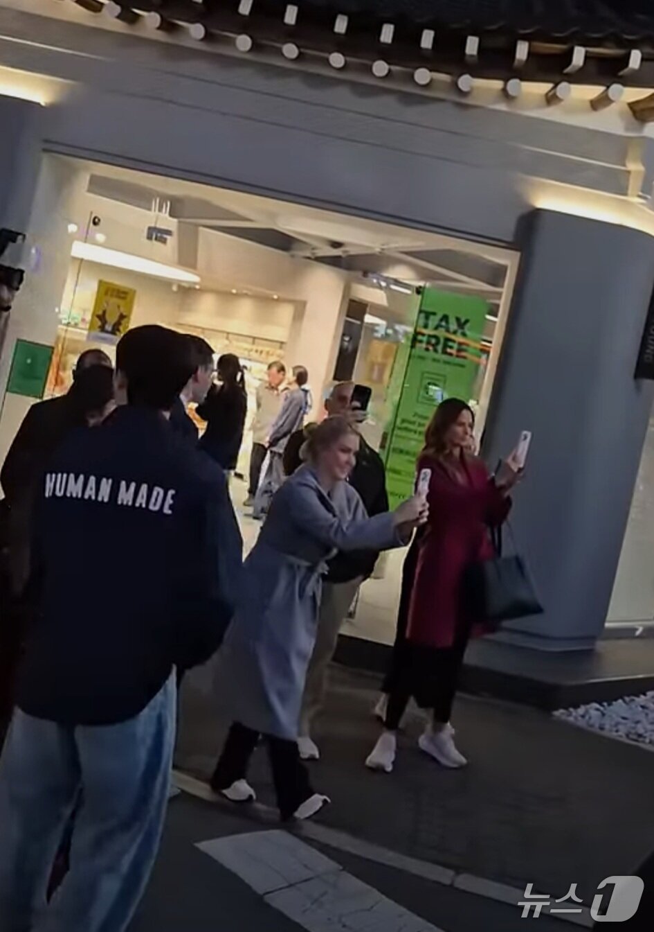 본문 이미지 - 29일 유튜브 &#39;자유대학&#39; 채널에서 친트럼프 집회자들의 드럼소리에 맞춰 몸을 흔들며 현장을 촬영하고 있는 캐롤라인 레빗 백악관 대변인.2025.10.30/뉴스1