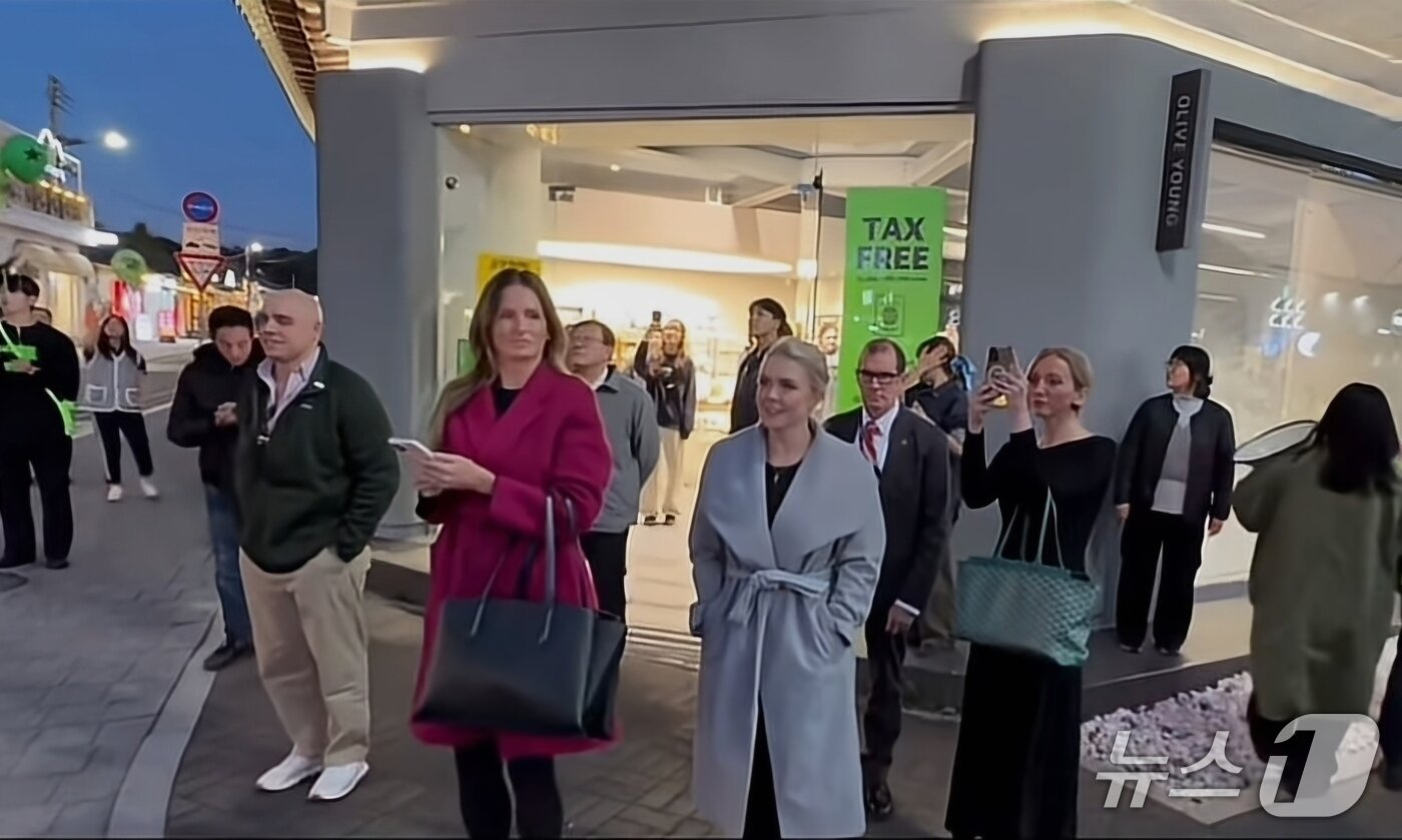 본문 이미지 - 29일 경주 도심에서 열린 집회를 바라보는 캐롤라인 레빗 백악관 대변인.&#40;유튜브 자유대학 캡처&#41;2025.10.30/뉴스1