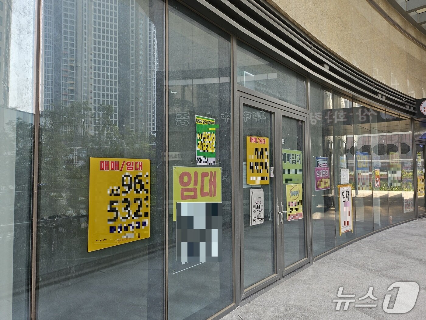본문 이미지 -   서울 청량리역 인근 입주 3년차 아파트 상가 내 공실 점포. 2025. 10. 31. 뉴스1 ⓒ News1 오현주 기자   