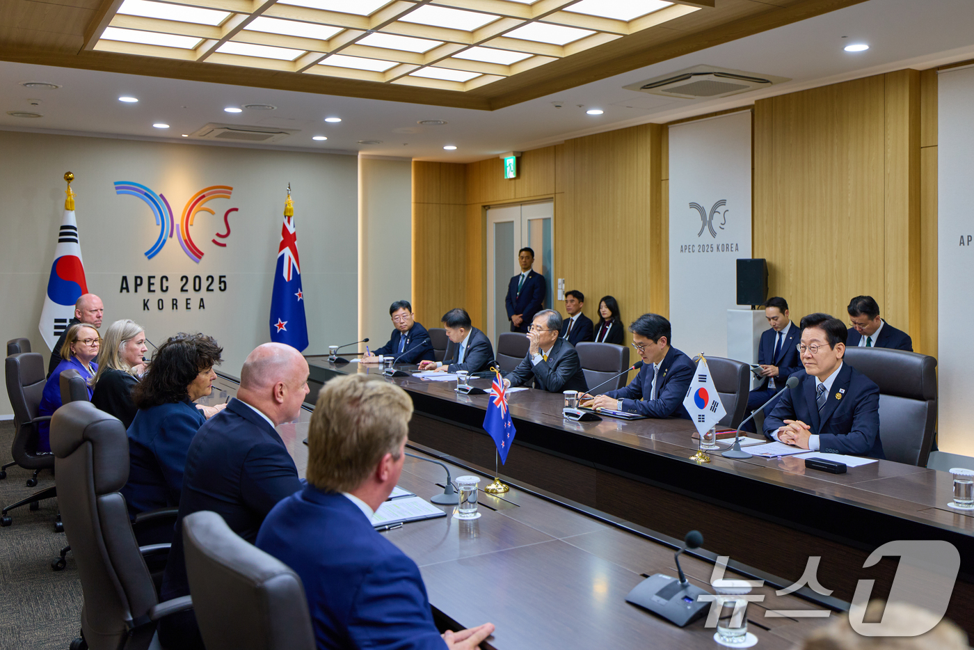 (서울=뉴스1) 허경 기자 = 이재명 대통령과 크리스토퍼 럭슨 뉴질랜드 총리가 30일 경북 경주 APEC 정상회의장에서 양자회담을 하고 있다. (대통령실 제공. 재판매 및 DB 금 …