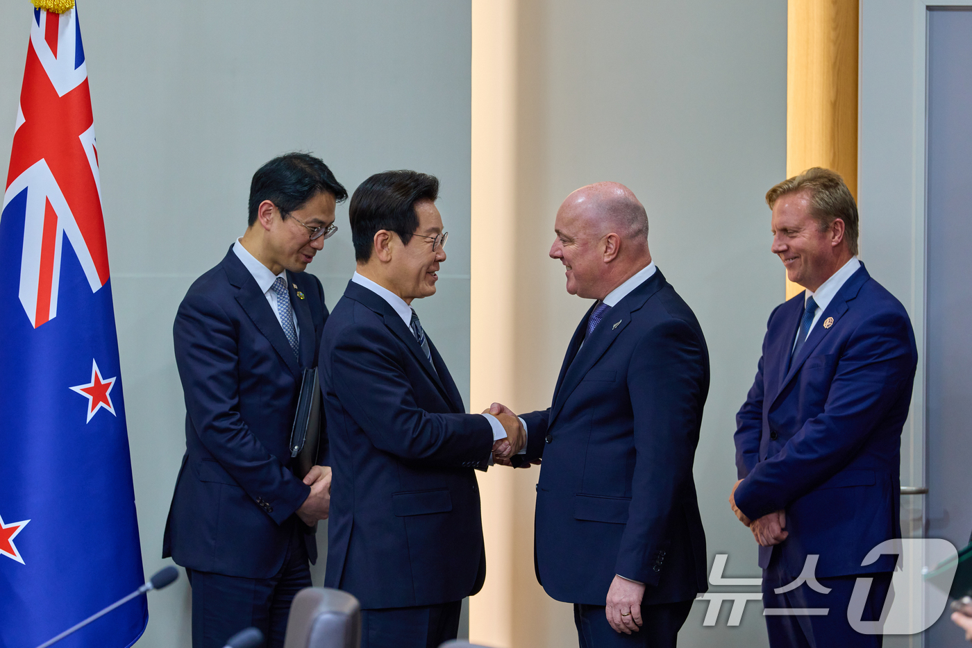 (서울=뉴스1) 허경 기자 = 이재명 대통령과 크리스토퍼 럭슨 뉴질랜드 총리가 30일 경북 경주 APEC 정상회의장에서 열린 양자회담에 앞서 악수하고 있다. (대통령실 제공. 재판 …