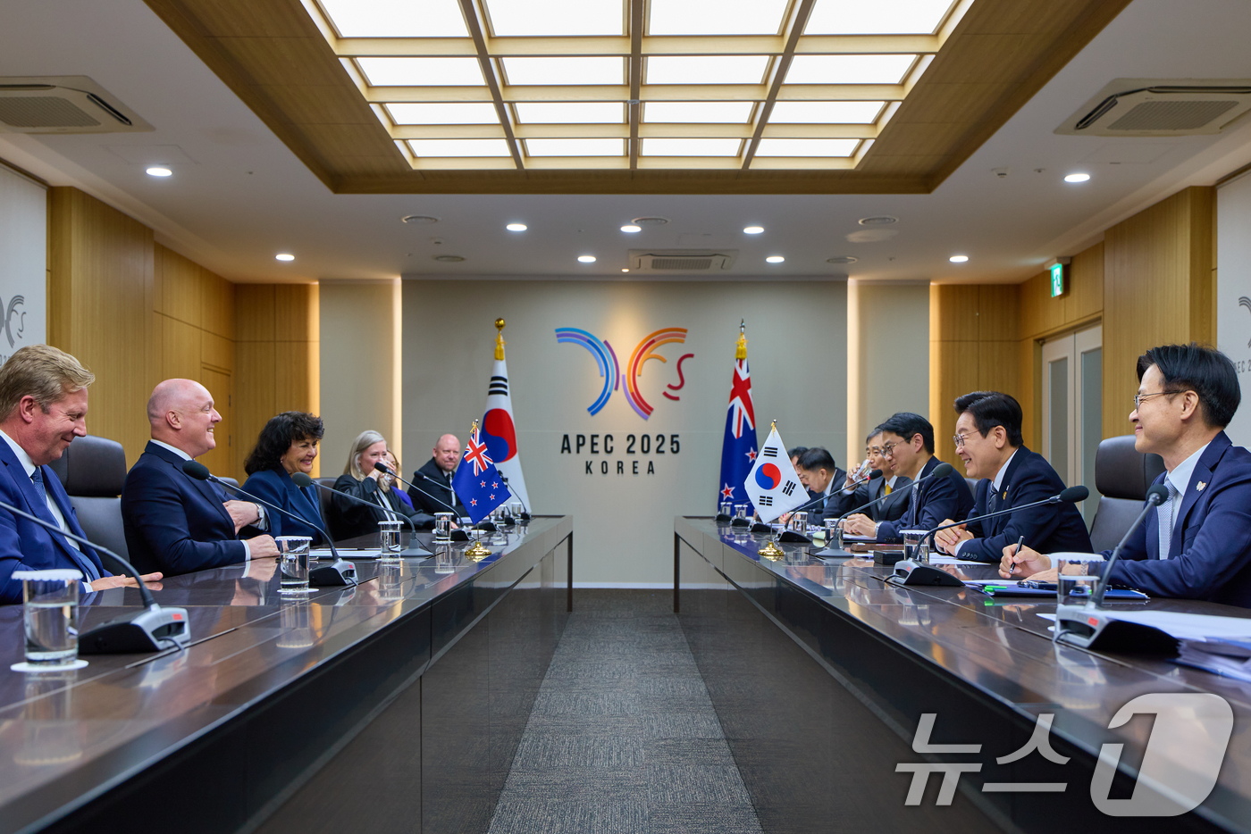 (서울=뉴스1) 허경 기자 = 이재명 대통령과 크리스토퍼 럭슨 뉴질랜드 총리가 30일 경북 경주 APEC 정상회의장에서 양자회담을 하고 있다. (대통령실 제공. 재판매 및 DB 금 …