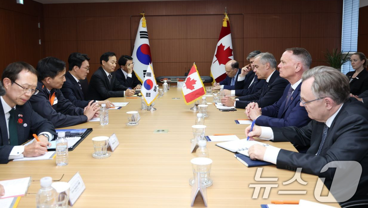 (서울=뉴스1) 김명섭 기자 = 김민석 국무총리가 30일 경남 거제시 한화오션 거제조선소에서 마크 카니 캐나다 총리와 회담을 하고 있다. (국무총리실 제공. 재판매 및 DB금지) …