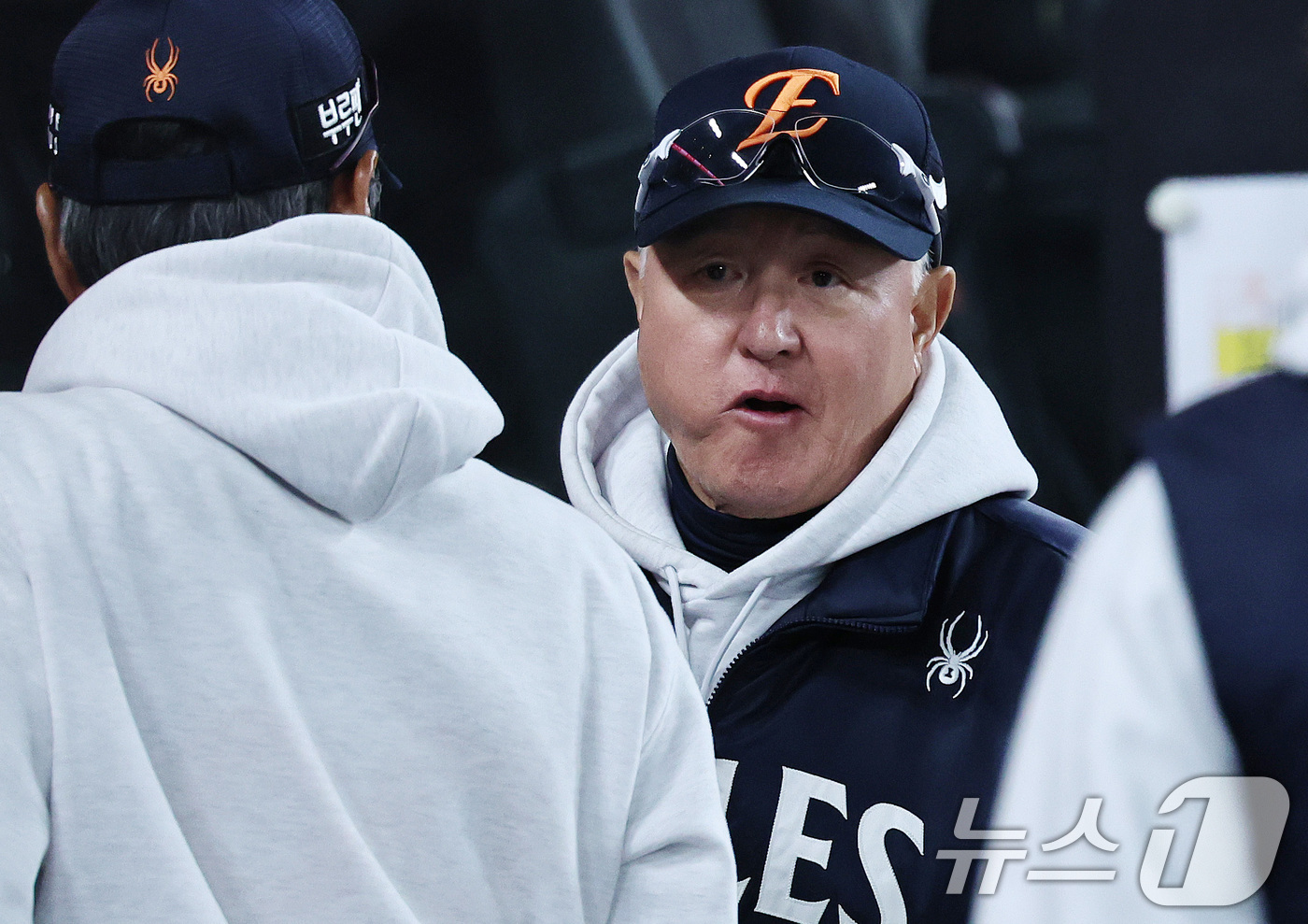 (대전=뉴스1) 구윤성 기자 = 30일 오후 대전 한화생명볼파크에서 열린 프로야구 2025 신한 SOL뱅크 KBO 한국시리즈 4차전 LG트윈스와 한화 이글스의 경기를 앞두고 김경문 …