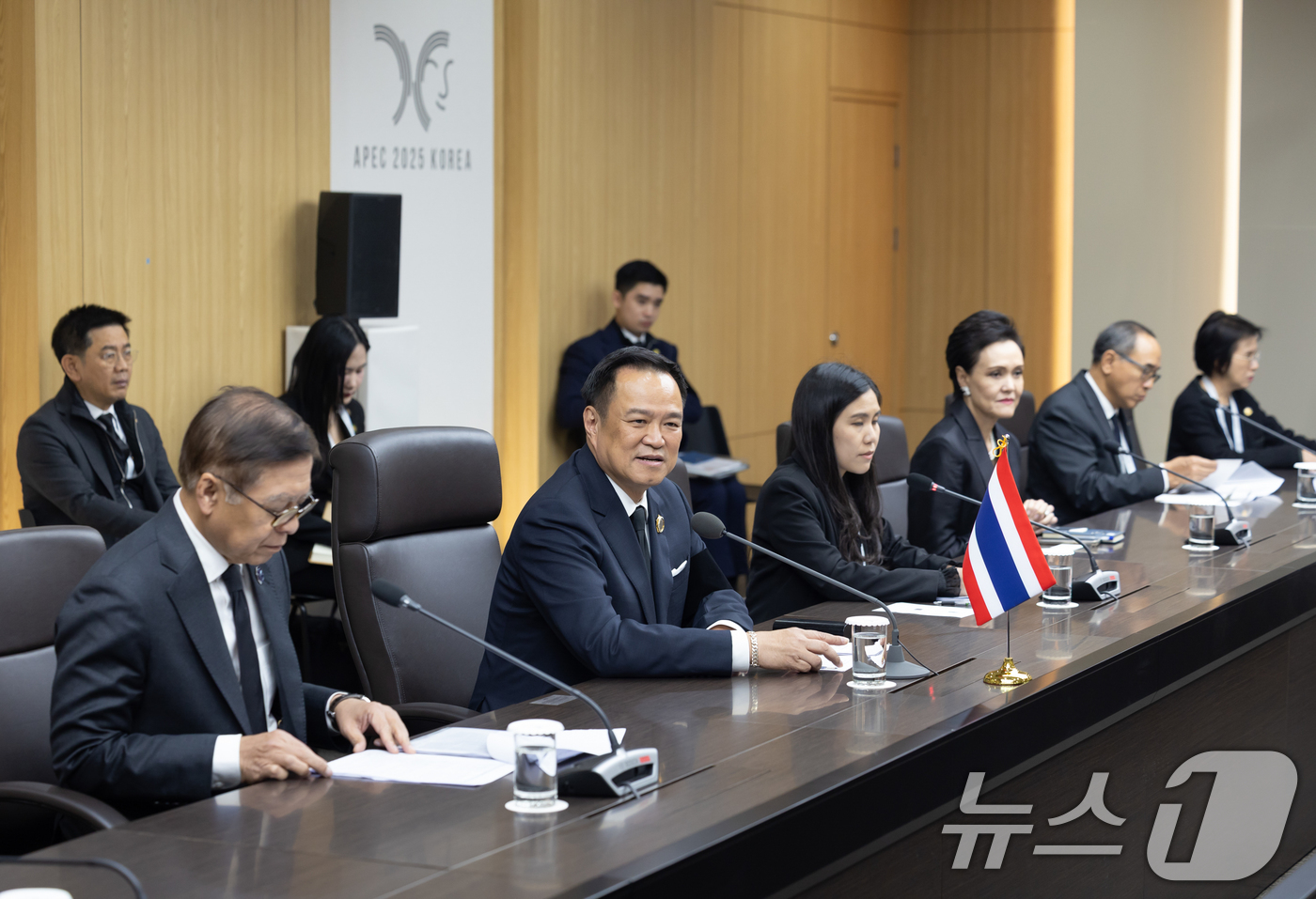 (서울=뉴스1) 허경 기자 = 아누틴 찬위라꾼 태국 총리가 30일 경북 경주 APEC 정상회의장에서 이재명 대통령과 양자회담을 하고 있다. (대통령실 제공. 재판매 및 DB 금지) …
