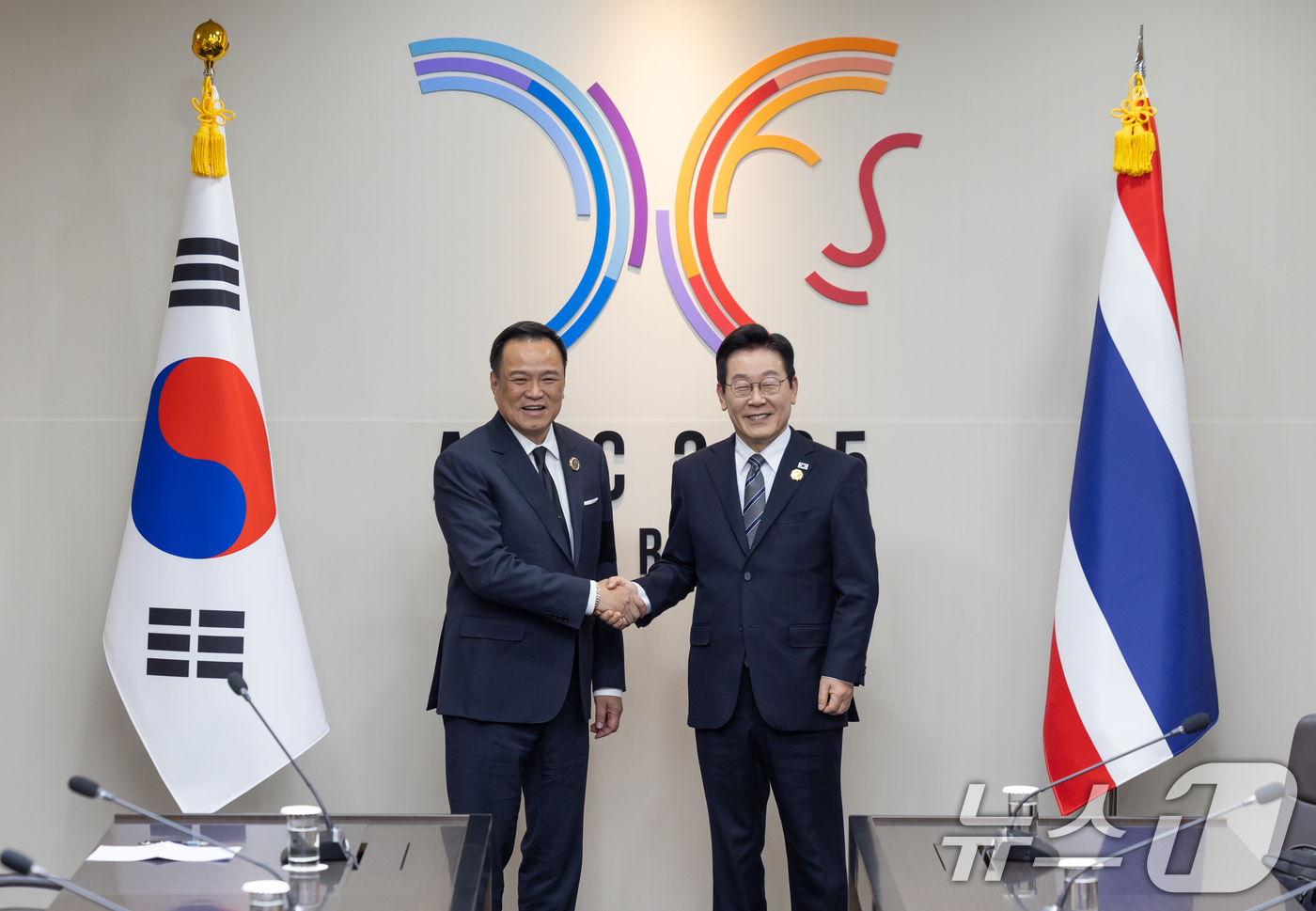 (서울=뉴스1) 허경 기자 = 이재명 대통령과 아누틴 찬위라꾼 태국 총리가 30일 경북 경주 APEC 정상회의장에서 열린 양자회담에 앞서 악수하고 있다. (대통령실 제공. 재판매 …