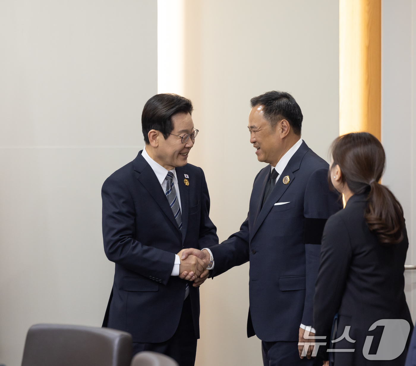 (서울=뉴스1) 허경 기자 = 이재명 대통령과 아누틴 찬위라꾼 태국 총리가 30일 경북 경주 APEC 정상회의장에서 열린 양자회담에 앞서 악수하고 있다. (대통령실 제공. 재판매 …