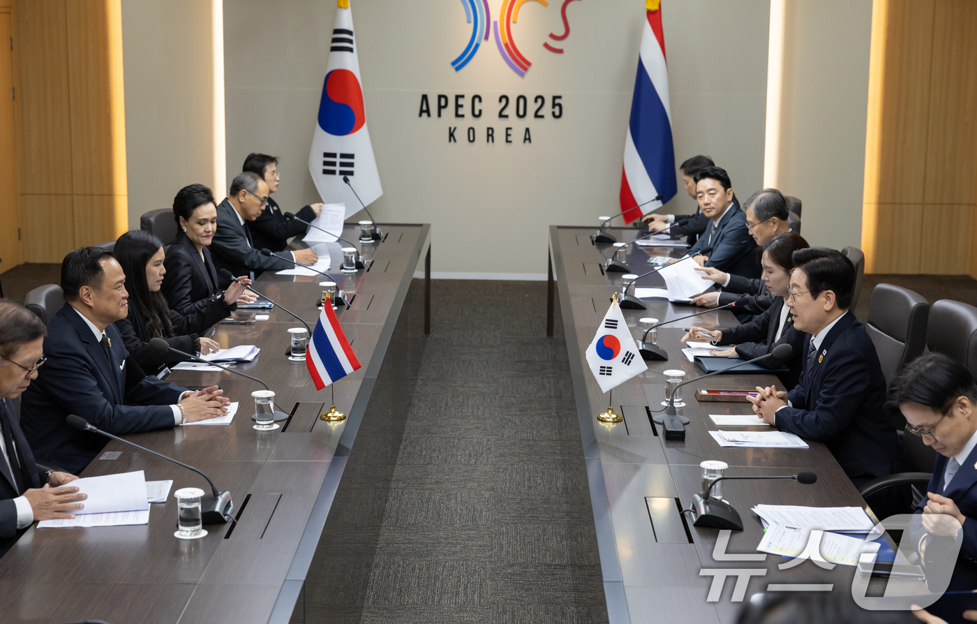 (서울=뉴스1) 허경 기자 = 이재명 대통령과 아누틴 찬위라꾼 태국 총리가 30일 경북 경주 APEC 정상회의장에서 양자회담을 하고 있다. (대통령실 제공. 재판매 및 DB 금지) …