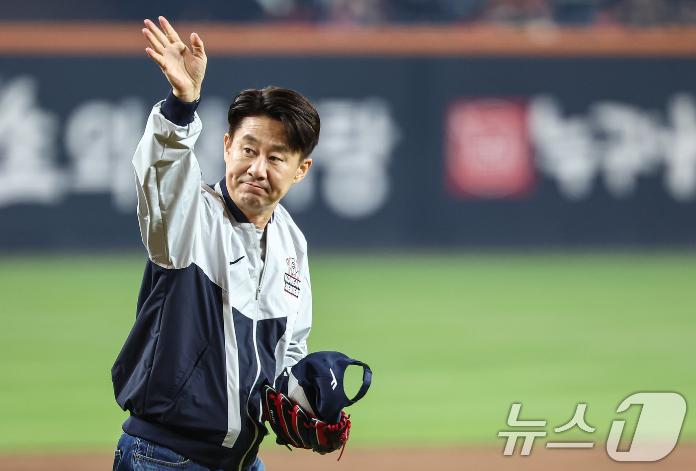 (대전=뉴스1) 김도우 기자 = 개그맨 남희석이 30일 대전 한화생명볼파크에서 열린 프로야구 2025 신한 SOL뱅크 KBO 포스트시즌 한국시리즈 4차전 LG 트윈스와 한화 이글스 …