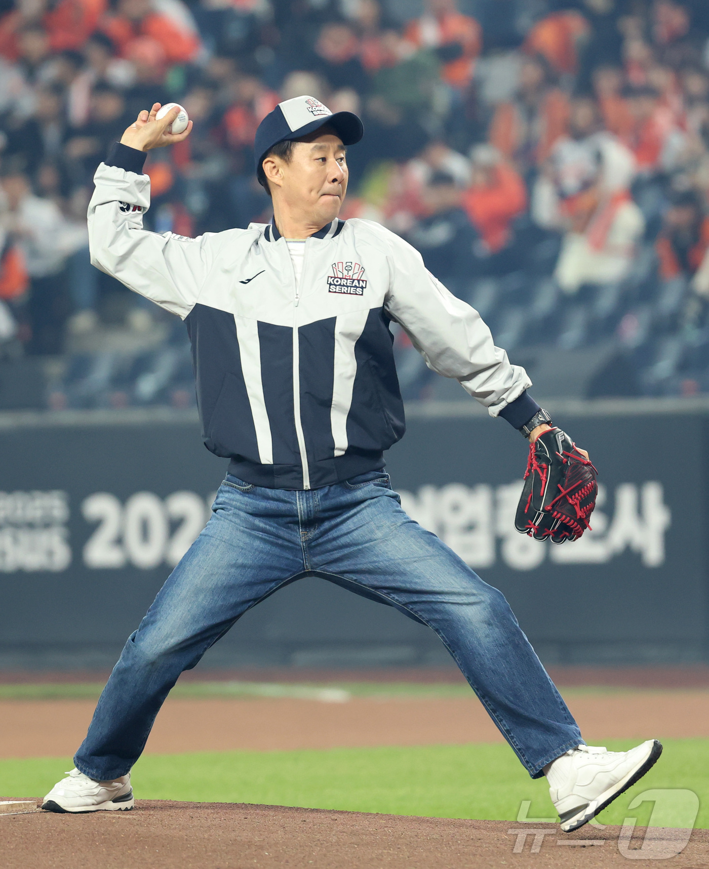 (대전=뉴스1) 김기남 기자 = 30일 대전 한화생명볼파크 열린 프로야구 2025 신한 SOL뱅크 KBO 한국시리즈 4차전 LG 트윈스와 한화 이글스의 경기에서 방송인 남희석이 시 …