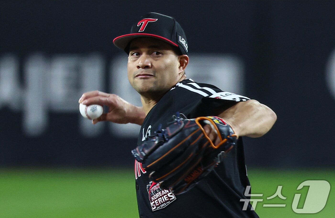 본문 이미지 - 30일 대전 한화생명볼파크에서 열린 프로야구 2025 신한 SOL뱅크 KBO 포스트시즌 한국시리즈 4차전 LG 트윈스와 한화 이글스의 경기, LG 선발투수 치리노스가 1회말 역투하고 있다. 2025.10.30/뉴스1 ⓒ News1 김도우 기자