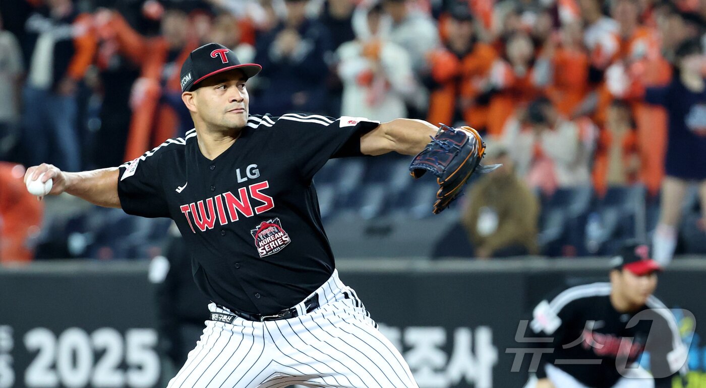 본문 이미지 - 30일 대전 한화생명볼파크 열린 프로야구 2025 신한 SOL뱅크 KBO 한국시리즈 4차전 LG 트윈스와 한화 이글스의 경기에서 LG 선발 치리노스가 투구하고 있다. 2025.10.30/뉴스1 ⓒ News1 김기남 기자