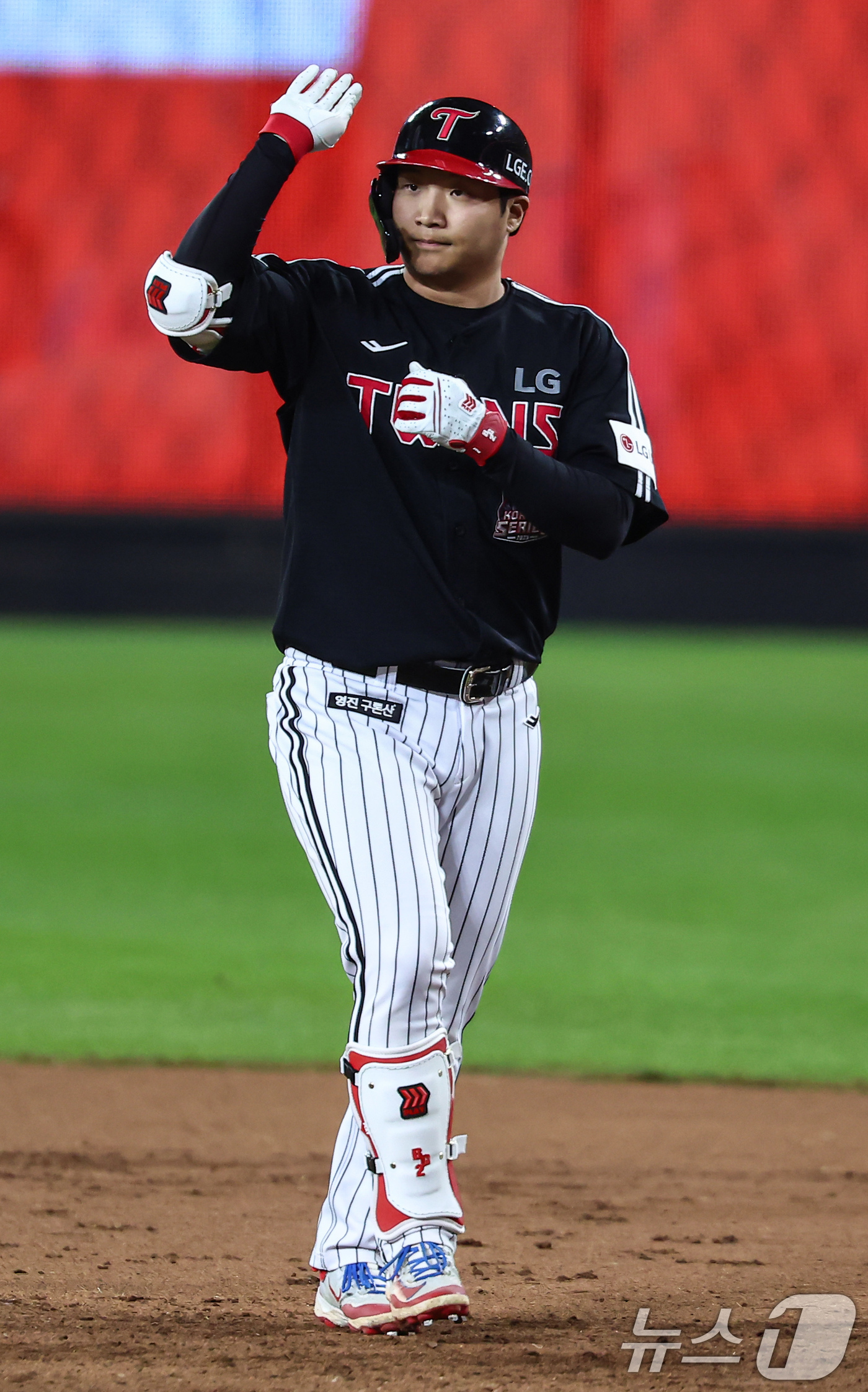 (대전=뉴스1) 김도우 기자 = 30일 대전 한화생명볼파크에서 열린 프로야구 2025 신한 SOL뱅크 KBO 포스트시즌 한국시리즈 4차전 LG 트윈스와 한화 이글스의 경기, 2회초 …