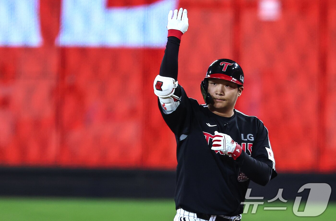 본문 이미지 - 30일 대전 한화생명볼파크에서 열린 프로야구 2025 신한 SOL뱅크 KBO 포스트시즌 한국시리즈 4차전 LG 트윈스와 한화 이글스의 경기, 2회초 선두타자 LG 문보경이 안타를 치고 기뻐하고 있다. 2025.10.30/뉴스1 ⓒ News1 김도우 기자