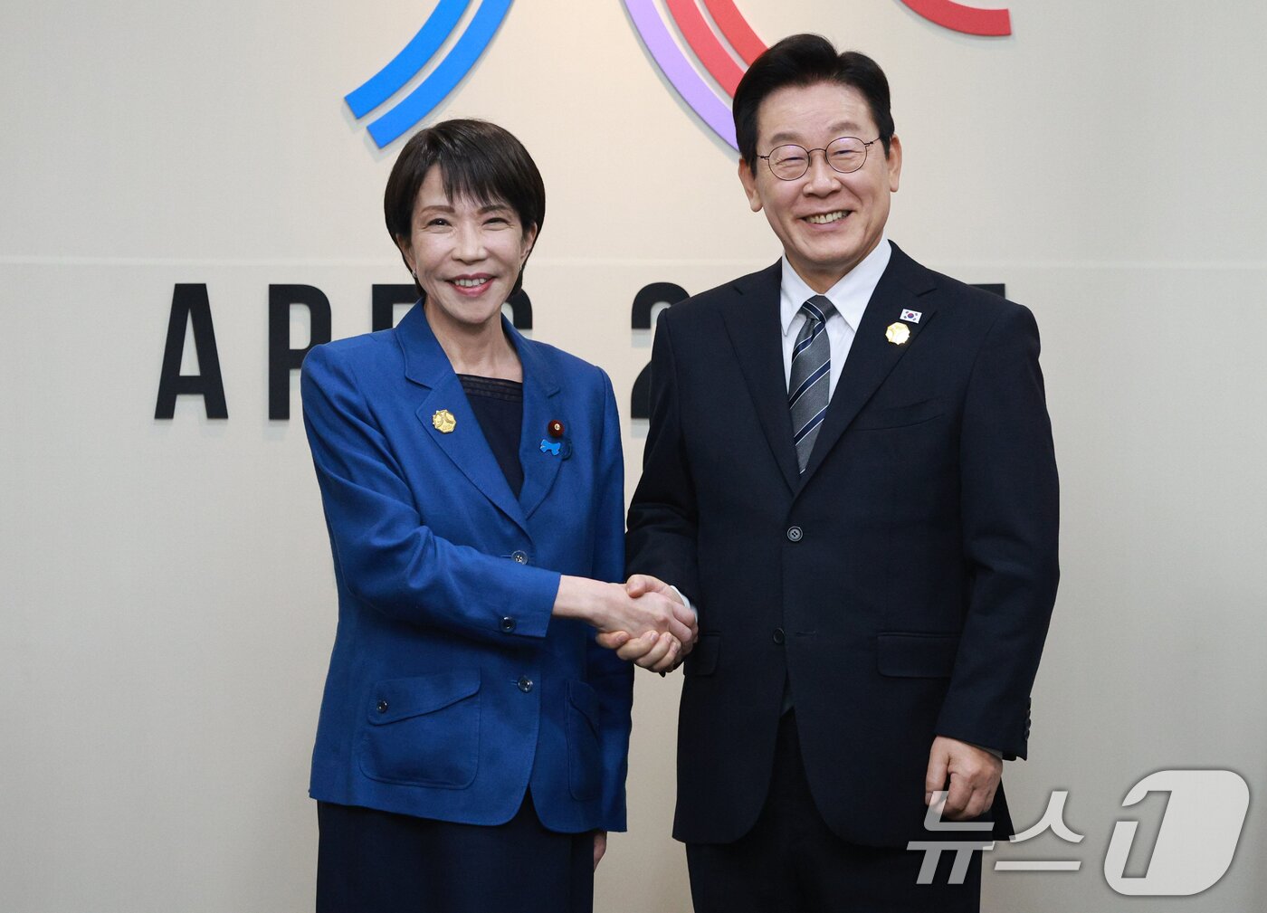 본문 이미지 - 이재명 대통령과 다카이치 사나에 일본 총리가 30일 경주에서 열린 아시아태평양경제협력체&#40;APEC&#41; 정상회의를 계기로 양자 정상회담에 앞서 악수하고 있다. &#40;APEC 2025 KOREA & 연합뉴스 제공. 재판매 및 DB 금지&#41;2025.10.30/뉴스1