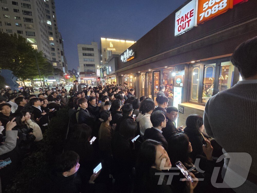 본문 이미지 - 젠슨 황 엔비디아 최고경영자(CEO)과 이재용 삼성전자 회장, 정의선 현대차그룹 회장이 30일 서울 강남구 삼성역 인근 깐부치킨에서 만찬을 가질 것으로 알려지자 매장 앞에 취재진과 시민 수백 명이 몰려들었다. 2025.10.30 ⓒ News1 최동현 기자