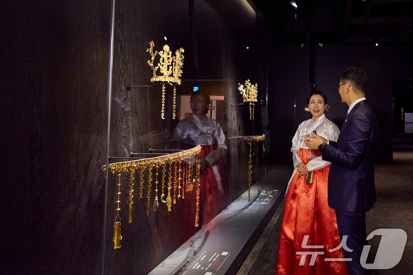 (서울=뉴스1) 허경 기자 = 김혜경 여사가 30일 경북 경주박물관에서 윤상덕 국립경주박물관장의 해설을 들으며 신라역사관을 관람하고 있다. (대통령실 제공. 재판매 및 DB 금지) …