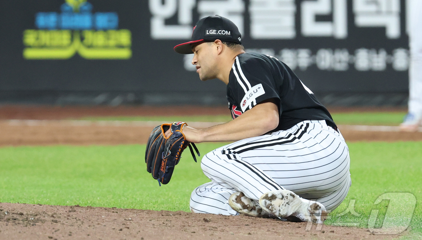 (대전=뉴스1) 김기남 기자 = 30일 대전 한화생명볼파크 열린 프로야구 2025 신한 SOL뱅크 KBO 한국시리즈 4차전 LG 트윈스와 한화 이글스의 경기에서 LG  치리노스가 …