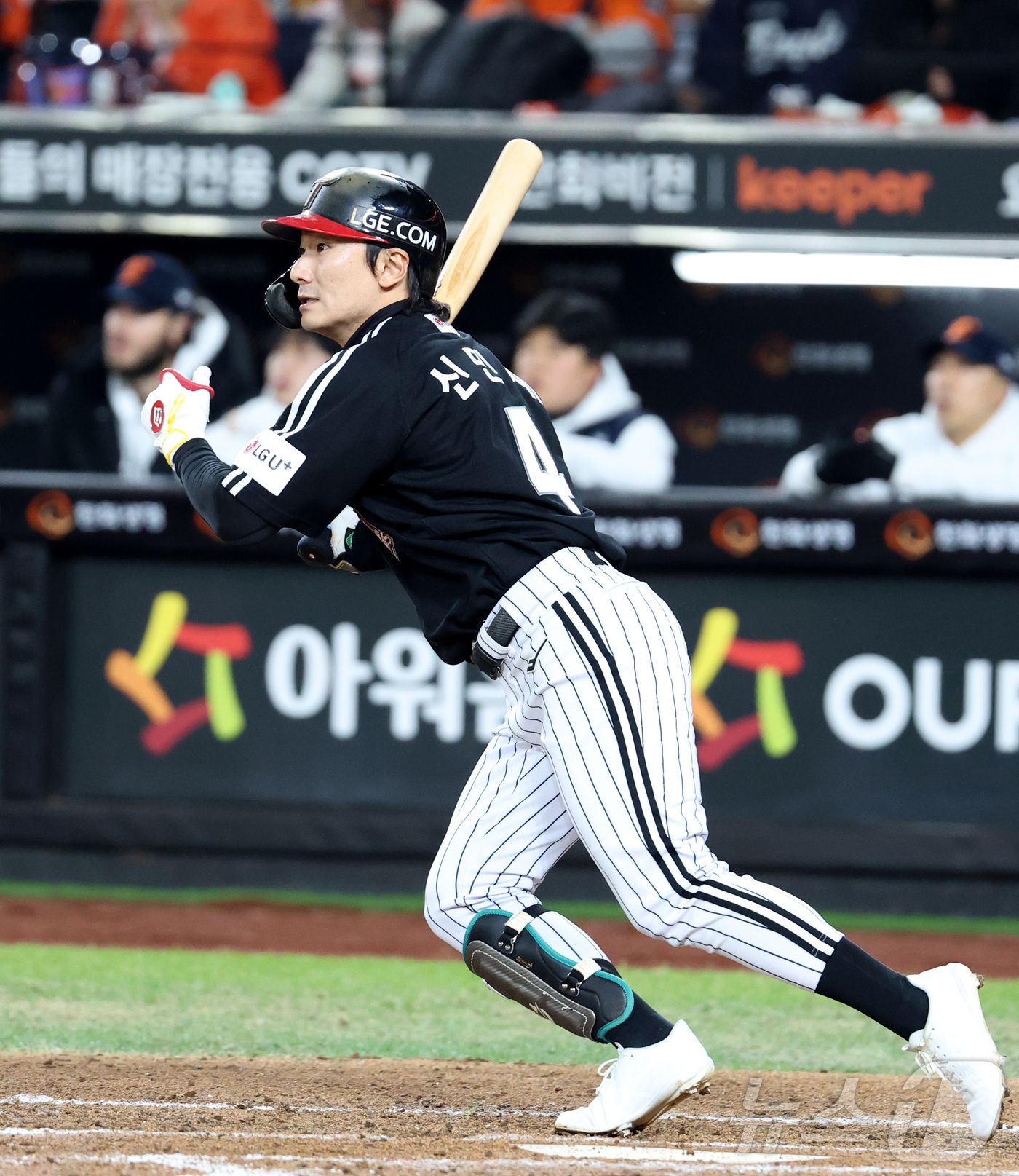 (대전=뉴스1) 김기남 기자 = 30일 대전 한화생명볼파크 열린 프로야구 2025 신한 SOL뱅크 KBO 한국시리즈 4차전 LG 트윈스와 한화 이글스의 경기에서 LG 신민재가 타격 …