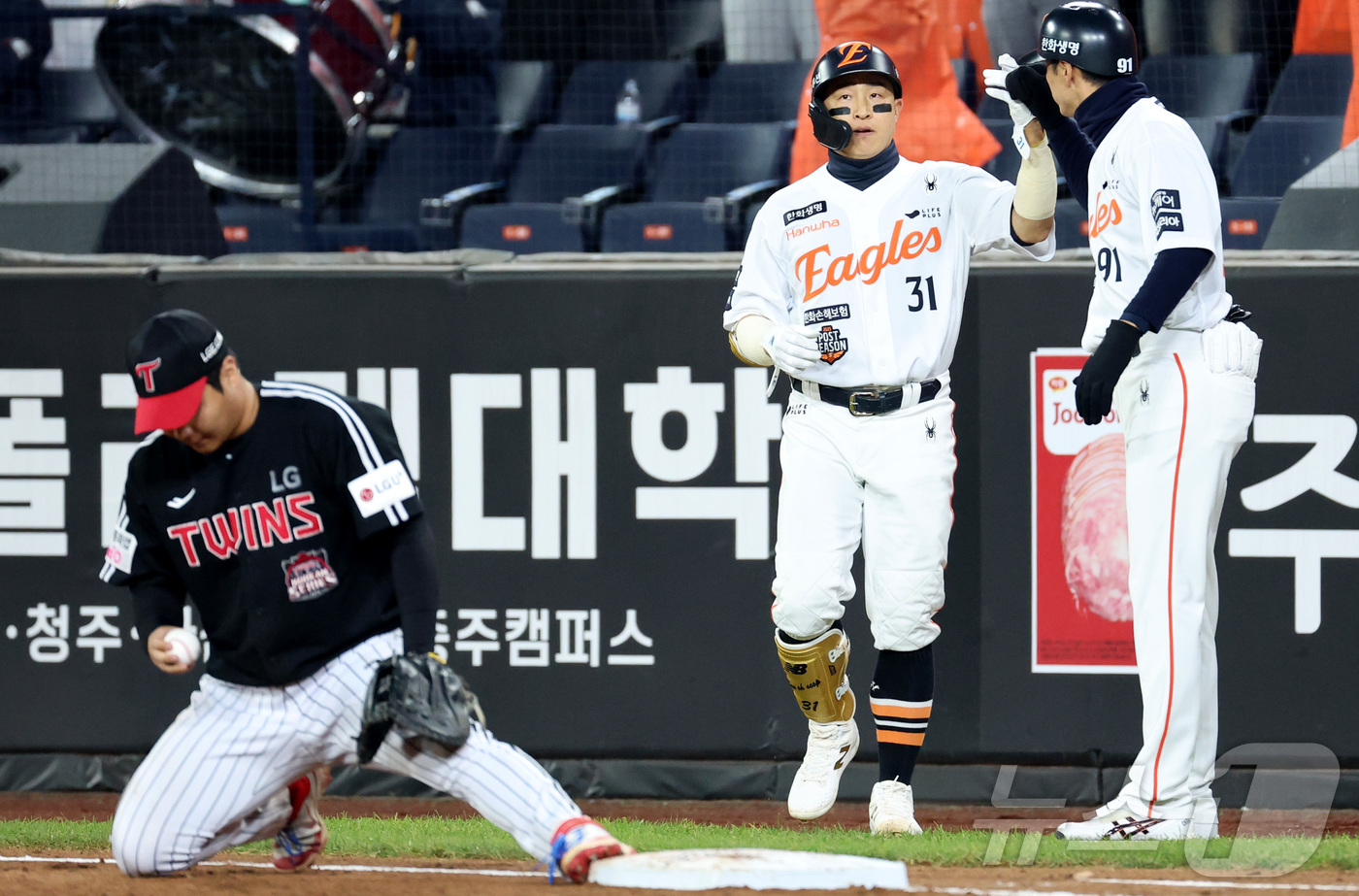 (대전=뉴스1) 김기남 기자 = 30일 대전 한화생명볼파크 열린 프로야구 2025 신한 SOL뱅크 KBO 한국시리즈 4차전 LG 트윈스와 한화 이글스의 경기에서 한화 손아섭이 3회 …