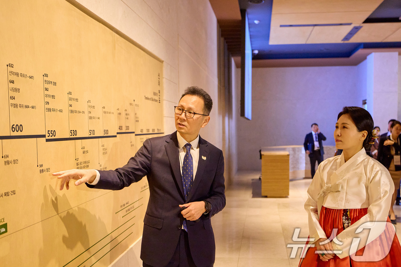 (서울=뉴스1) 허경 기자 = 김혜경 여사가 30일 경북 경주박물관에서 윤상덕 국립경주박물관장의 해설을 들으며 신라역사관을 관람하고 있다. (대통령실 제공. 재판매 및 DB 금지) …