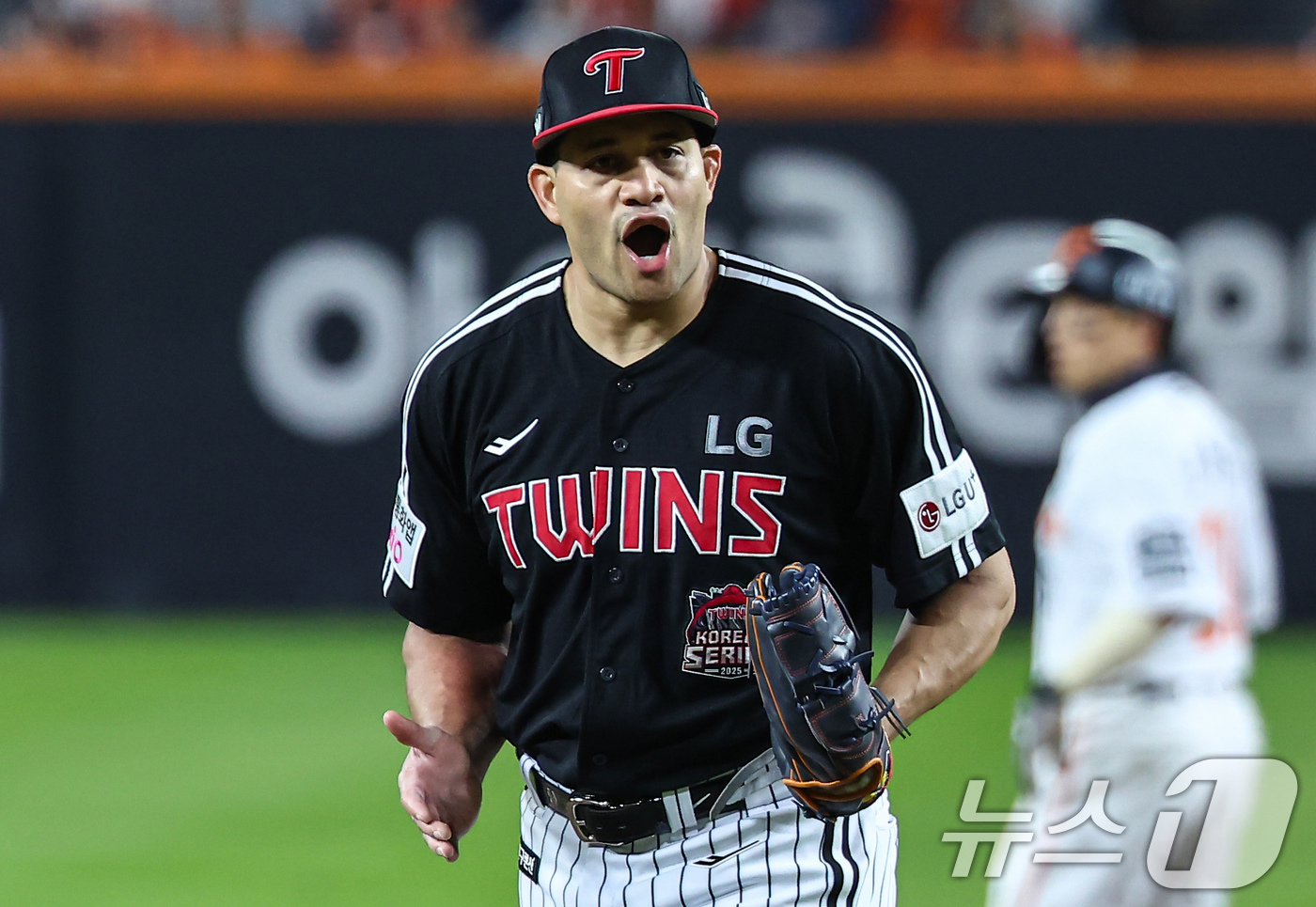 (대전=뉴스1) 김도우 기자 = 30일 대전 한화생명볼파크에서 열린 프로야구 2025 신한 SOL뱅크 KBO 포스트시즌 한국시리즈 4차전 LG 트윈스와 한화 이글스의 경기, LG …