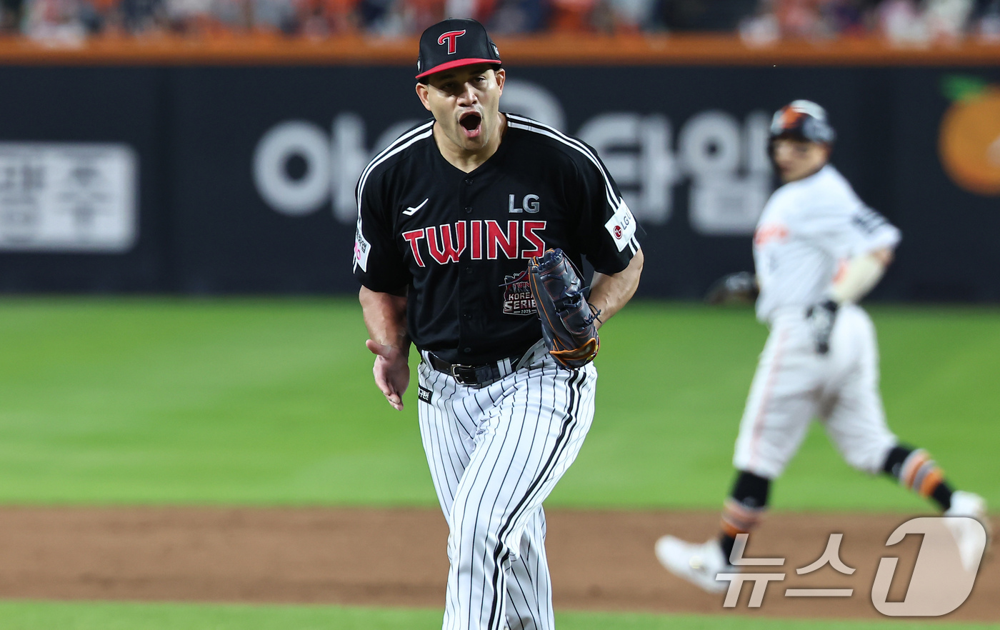 (대전=뉴스1) 김도우 기자 = 30일 대전 한화생명볼파크에서 열린 프로야구 2025 신한 SOL뱅크 KBO 포스트시즌 한국시리즈 4차전 LG 트윈스와 한화 이글스의 경기, LG …