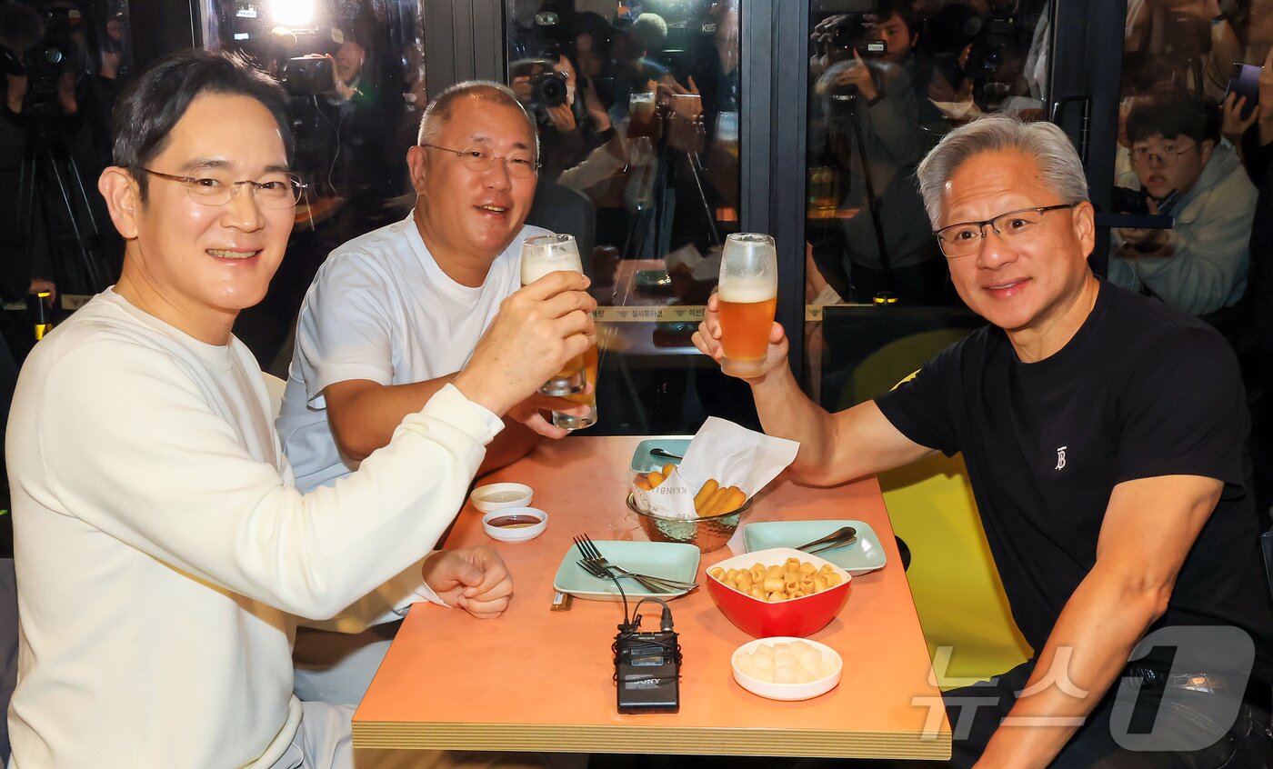 본문 이미지 - 젠슨 황 엔비디아 최고경영자&#40;CEO&#41;가 30일 오후 서울 강남구 삼성역 인근 깐부치킨 매장에서 이재용 삼성그룹 회장, 정의선 현대차그룹 회장과 치킨 회동을 하고 있다. 2025.10.30/뉴스1 ⓒ News1 김진환 기자
