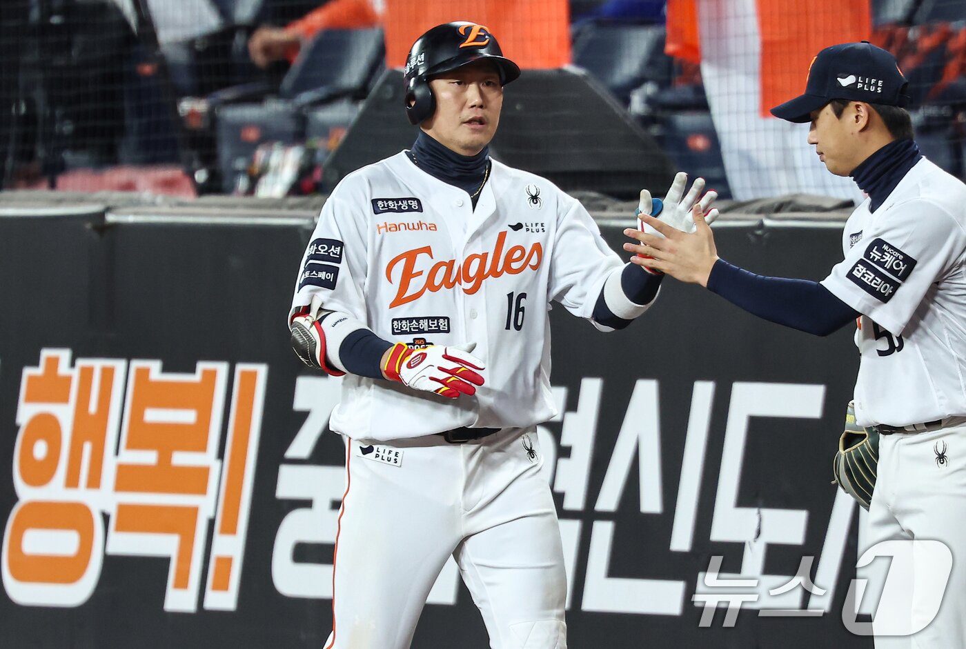 본문 이미지 - 30일 대전 한화생명볼파크에서 열린 프로야구 2025 신한 SOL뱅크 KBO 포스트시즌 한국시리즈 4차전 LG 트윈스와 한화 이글스의 경기, 4회말 1사 2,3루 상황에서 한화 하주석이 3루 주자를 불러들이는 땅볼을 치고 더그아웃으로 들어오며 동료들과 기쁨을 나누고 있다. 2025.10.30/뉴스1 ⓒ News1 김도우 기자