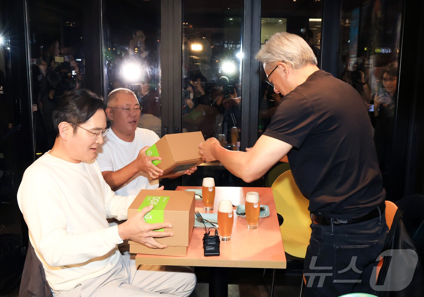 본문 이미지 - 젠슨 황 엔비디아 최고경영자&#40;CEO&#41;가 30일 오후 서울 강남구 삼성역 인근 깐부치킨 매장에서 이재용 삼성전자 회장, 정의선 현대차그룹 회장과 치킨 회동 중 선물을 전달하고 있다. 2025.10.30/뉴스1 ⓒ News1 김진환 기자
